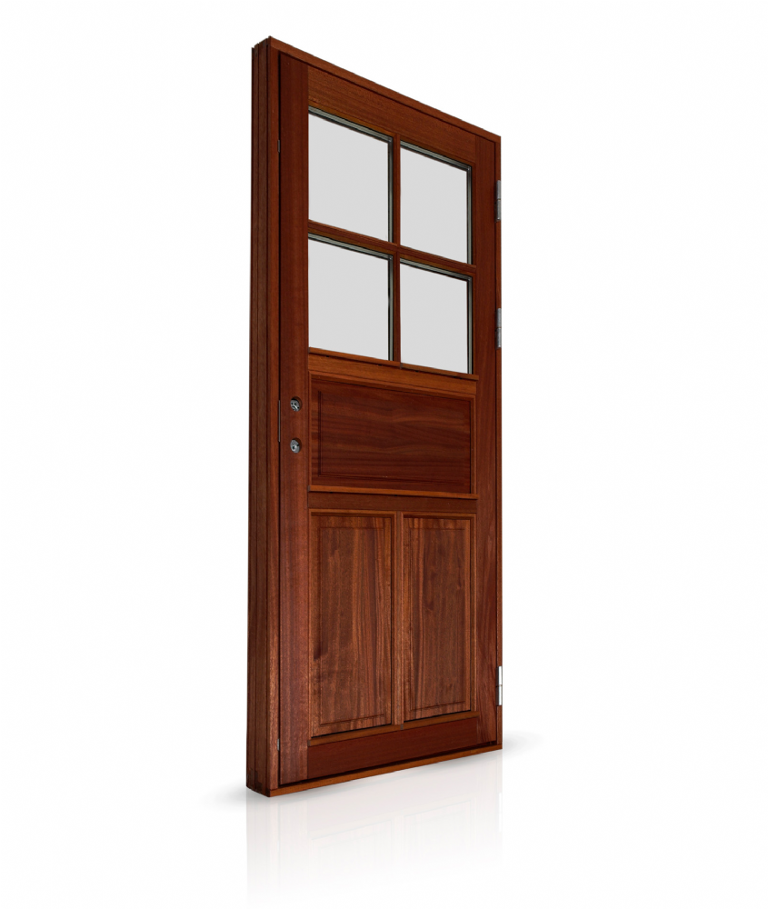 Facadedør med 4-felts glas og energiruder – klassisk stil med moderne komfort